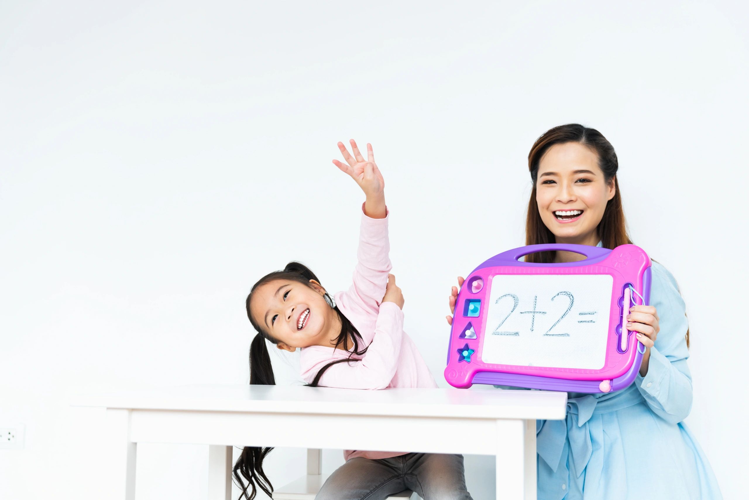 家长陪伴孩子进行趣味学习