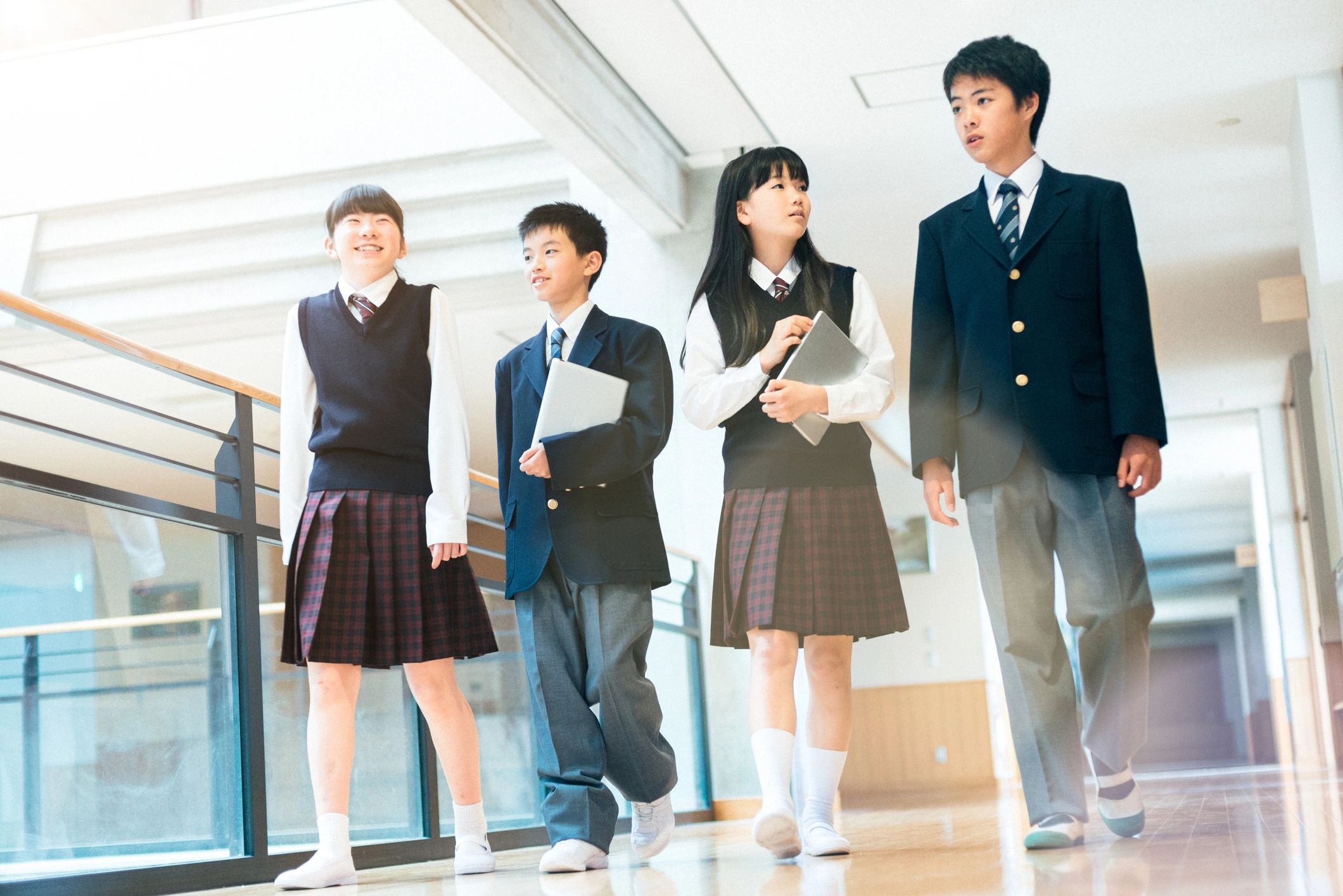 学生在校园走廊交流学习计划