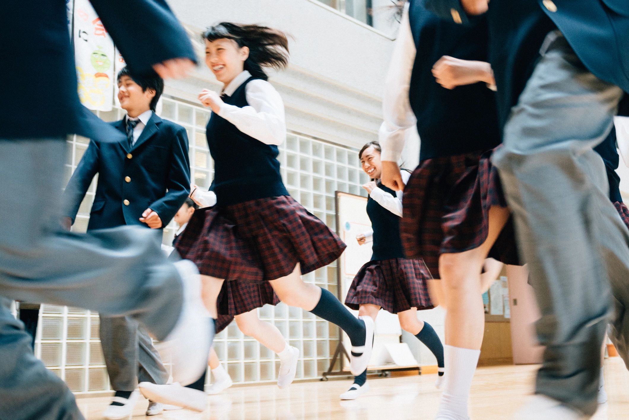 学生在校园里充满活力地前进